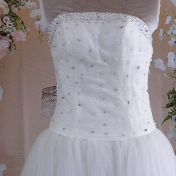 Satin and Tulle wedding dress with rhinestones Size 00 - Picture 2 of 6